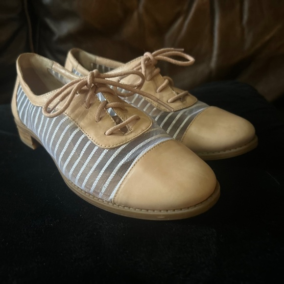 Jessica Simpson laced shoes - Picture 1 of 3